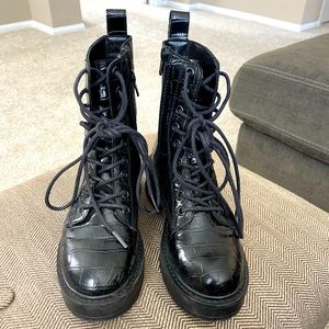 Size 5 Steve Madden pleather crocodile pattern combat boots